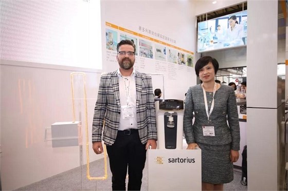 盧莉瓊女士、Frank先生與新品arium® mini essential超純水系統(tǒng)合影。